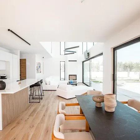 Sunshine Villa *